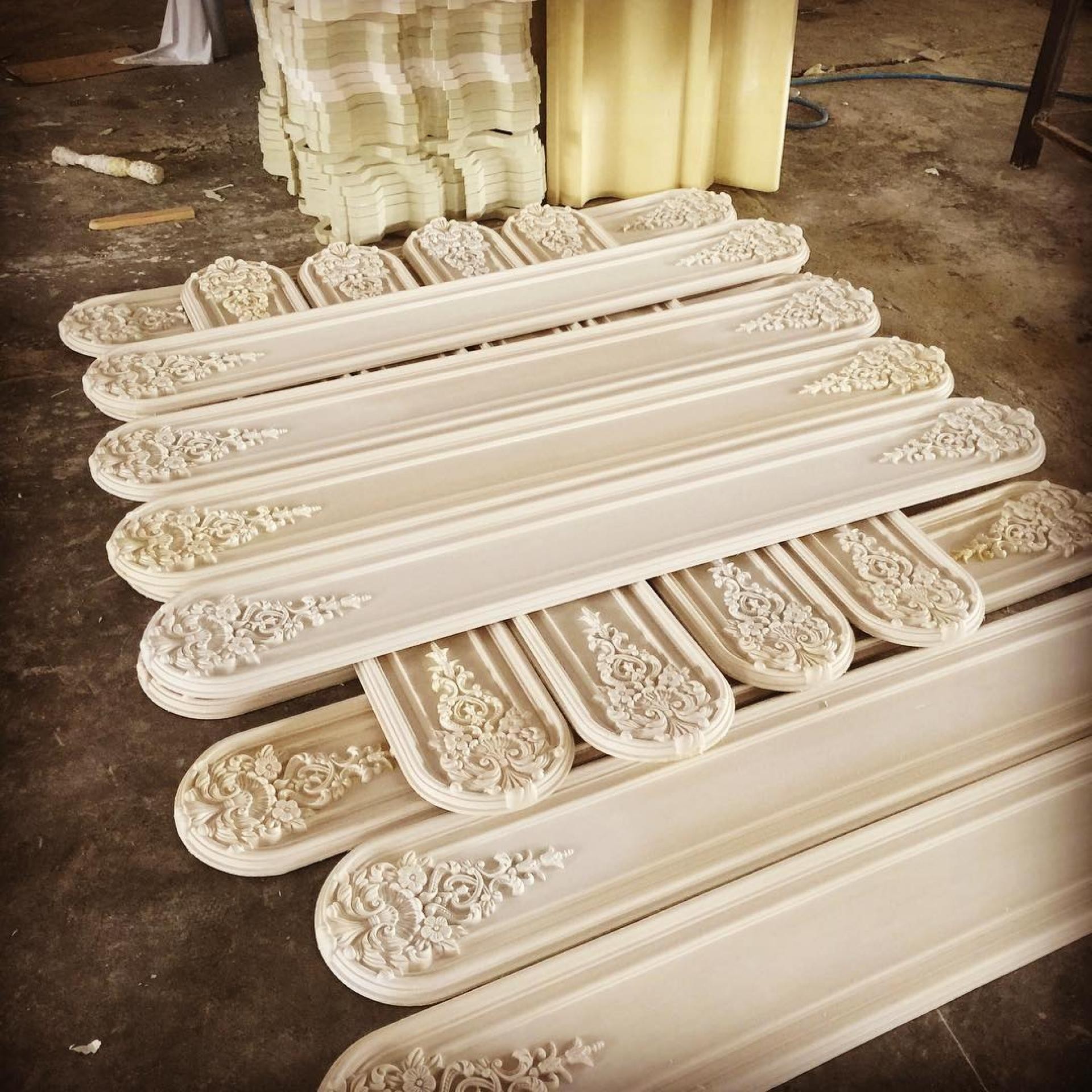 P9135 model polyurethane wall border with floral engravings and horizontal fluted lines in a matte white finish.