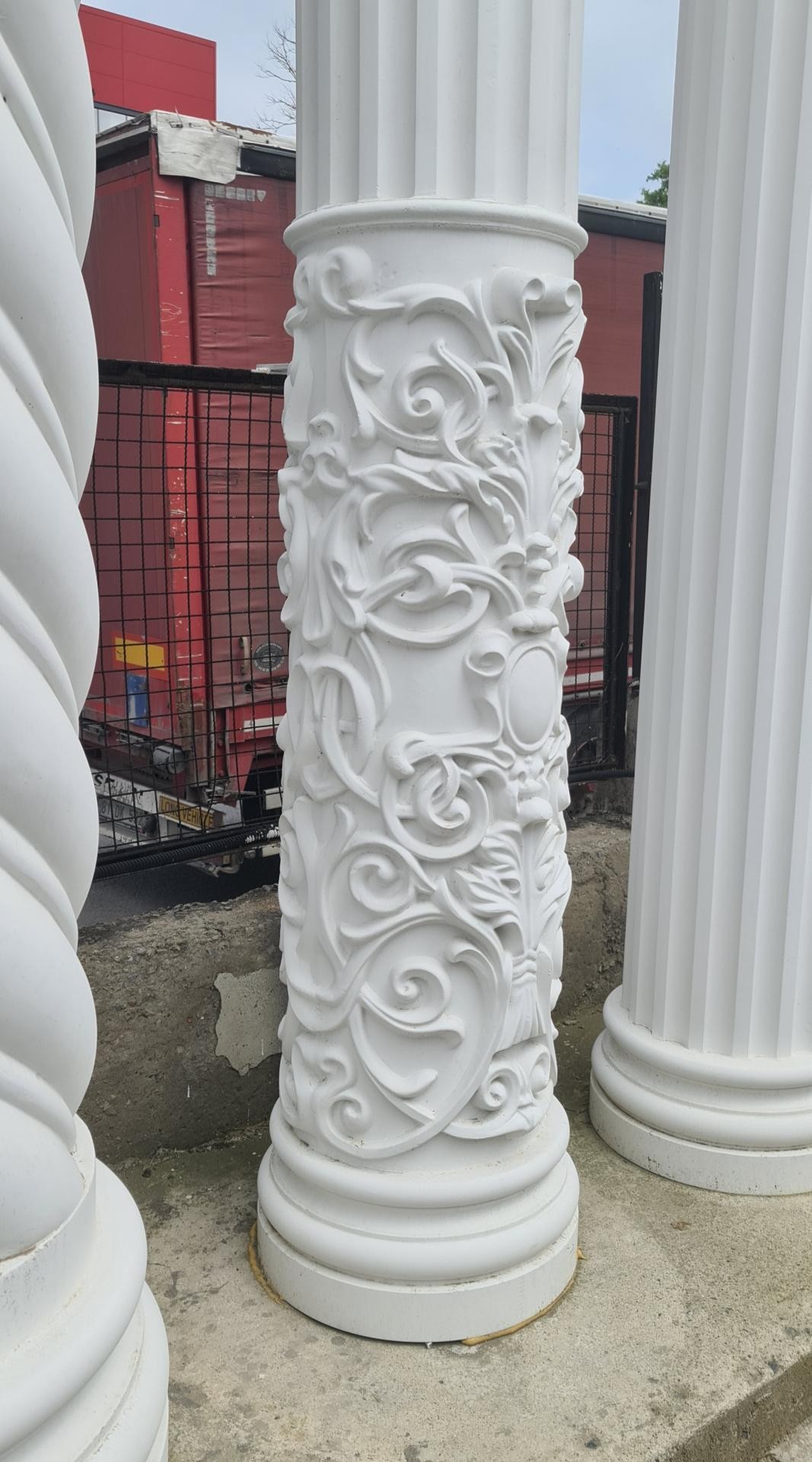 Rivestimento per colonna in poliuretano bianco ad alta densità con motivi floreali barocchi P5540 per facciate di lusso.