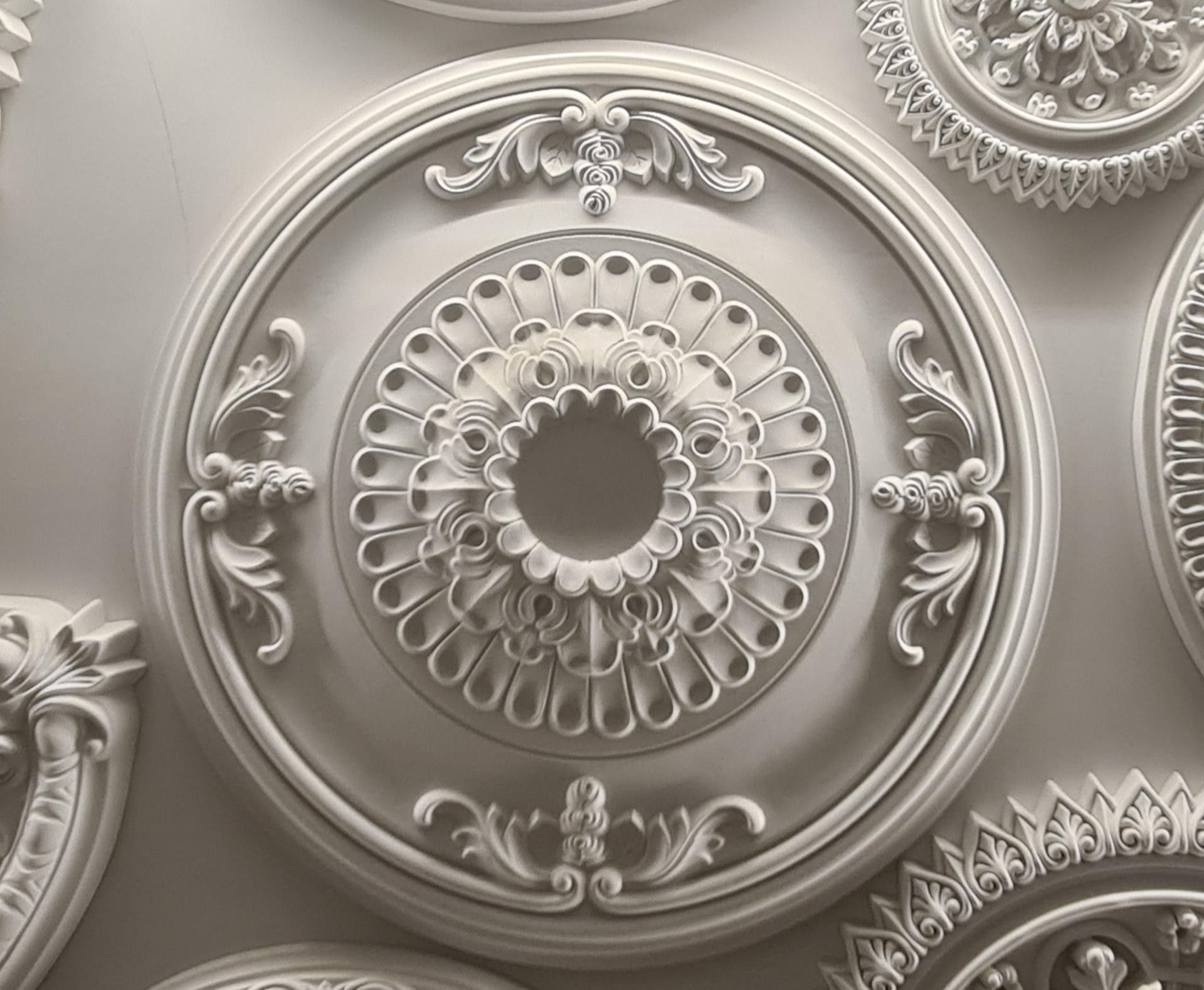 Elegante soffitto neoclassico con rosone in poliuretano Polure P7152 e motivi a rilievo decorativi.