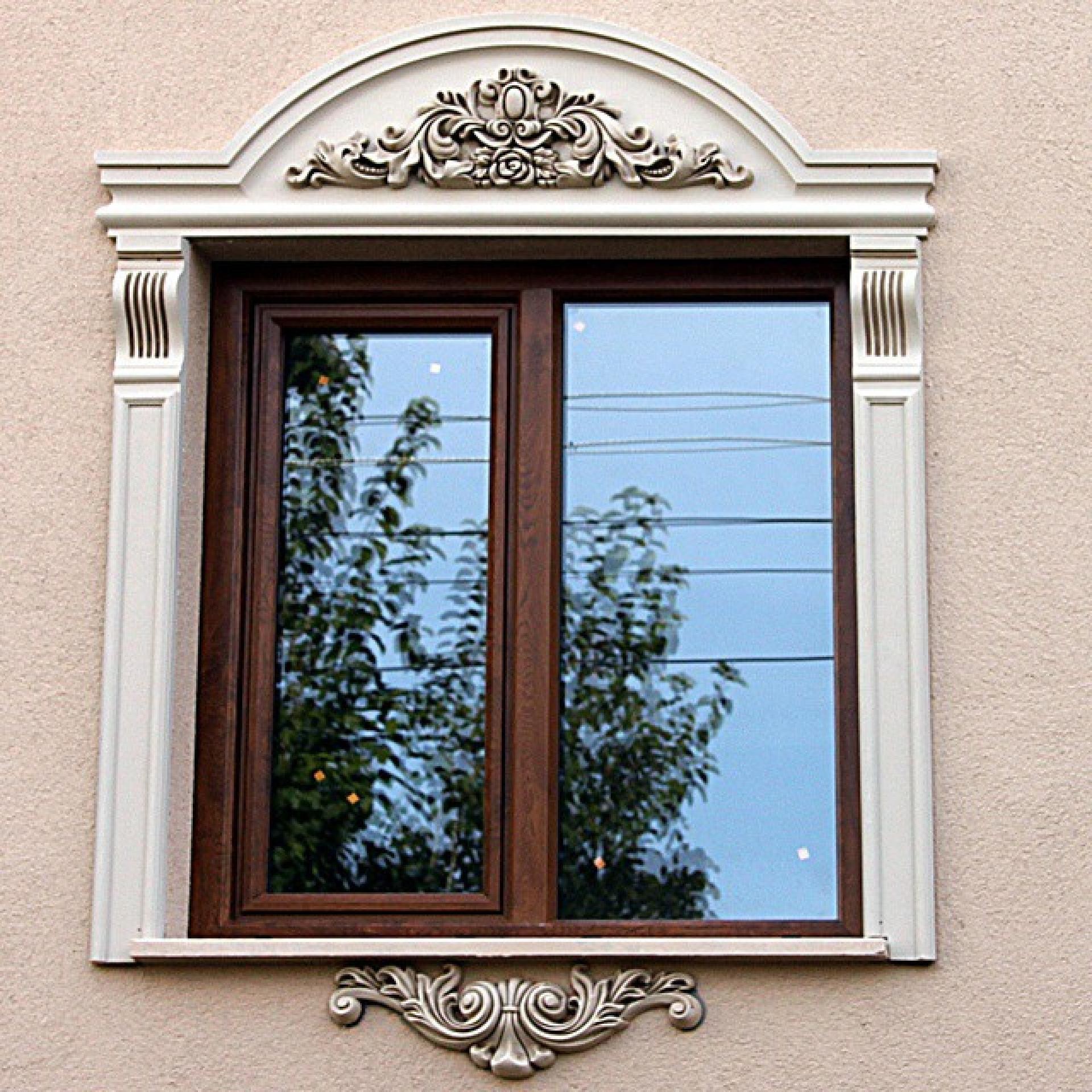 Design neoclassico di finestra esterna con frontone curvo Polure P1454 e cornici scanalate decorative P2832.