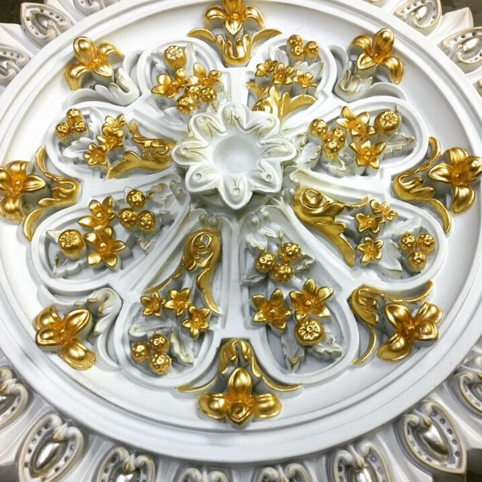 Polure P641 high-density polyurethane ceiling rose with intricate gold leaf floral patterns and fruit motifs for luxury interiors.