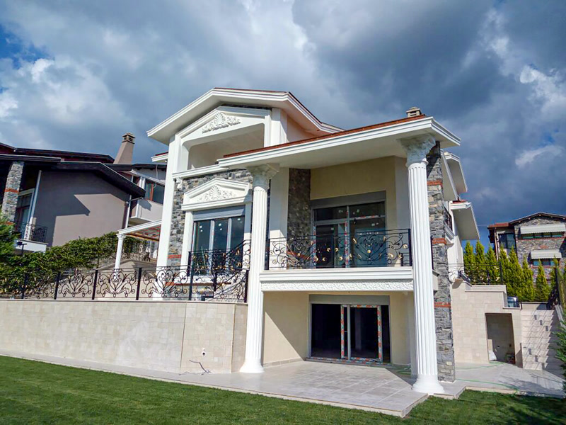 Taş Kaplama Villa Cephesinde Poliüretan Sütun ve Söve Tasarımı