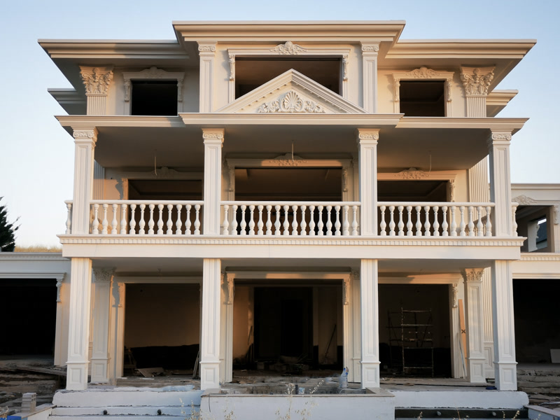 Facciata di Villa Neoclassica con Colonne e Frontoni in Poliuretano