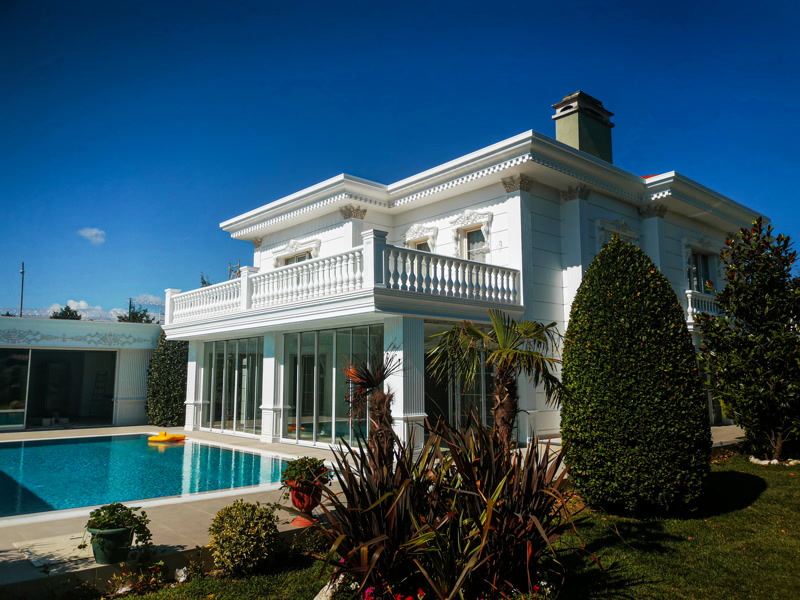 Neoklasik Villa Dış Cephe Tasarımı ve Havuz Başı Süslemeleri