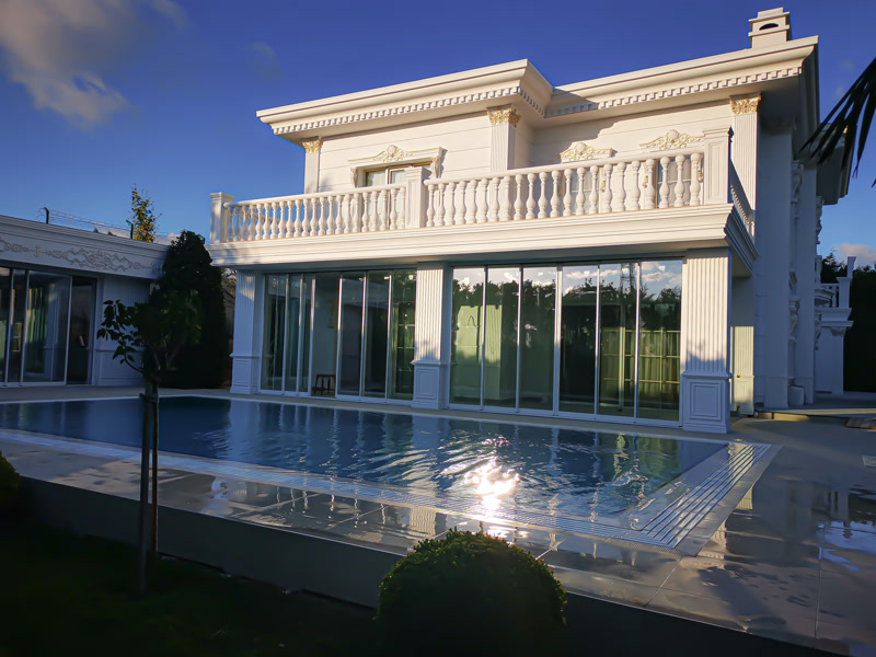Architettura di Ville Classiche: Facciata con Piscina in Poliuretano