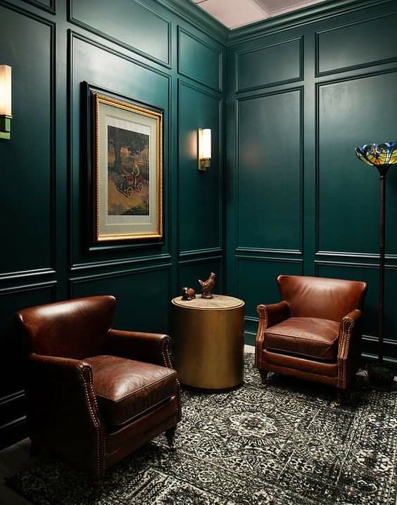 Modern Salonlarda Derin Yeşil Duvar Panelleme ve Antrasit Dokunuşlar