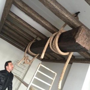 Soffitti Rustici con Combinazione di Travi in Legno e Corda