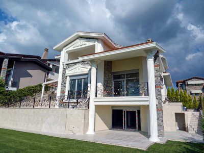 Design di Colonne e Mostrine in Poliuretano per Facciate in Pietra