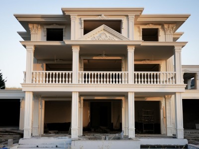 Facciata di Villa Neoclassica con Colonne e Frontoni in Poliuretano