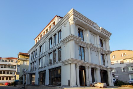 Trasformazione di Facciate Urbane con Architettura Neoclassica