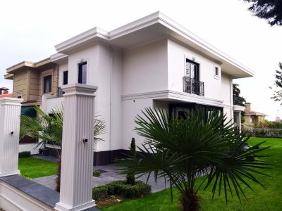 Design di Facciata di Villa Moderna con Cornici e Colonne Scanalate in Poliuretano