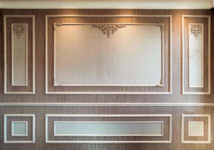 Arte della Boiserie in Poliuretano Neoclassico su Pannelli in Legno