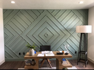 Design Moderno per Ufficio con Parete Geometrica a Poligoni