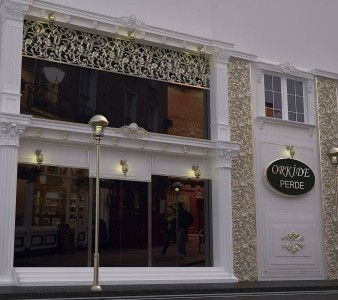 Facciata Negozio Neoclassica: Design in Poliuretano per Orchid Curtain
