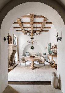 Sintesi Rustica e Neoclassica: Sala da Pranzo con Travi in Poliuretano