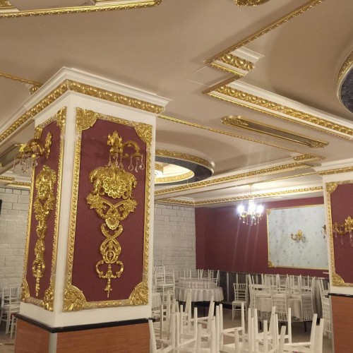 Design di Lusso per Sala da Ballo con Dettagli in Oro e Bordeaux
