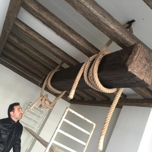 Soffitti Rustici con Combinazione di Travi in Legno e Corda