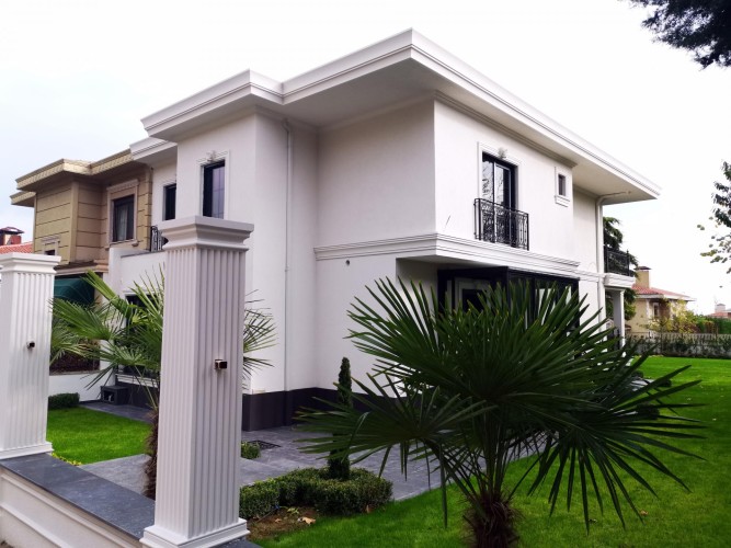 Design di Facciata di Villa Moderna con Cornici e Colonne Scanalate in Poliuretano