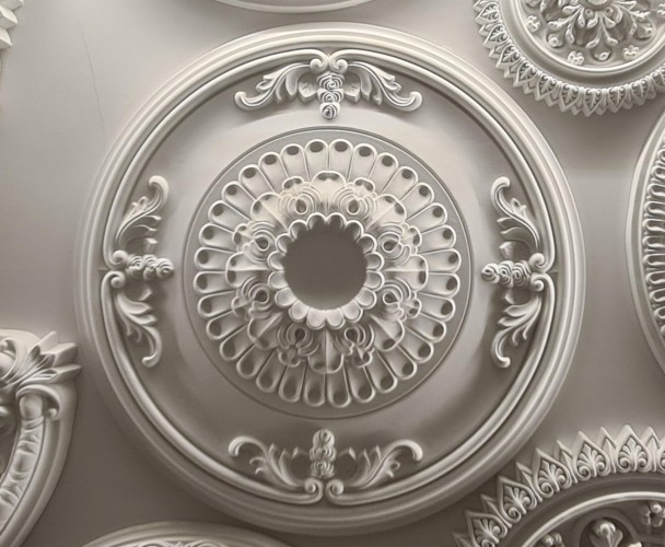 Design del Soffitto Neoclassico con Rilievi in Poliuretano