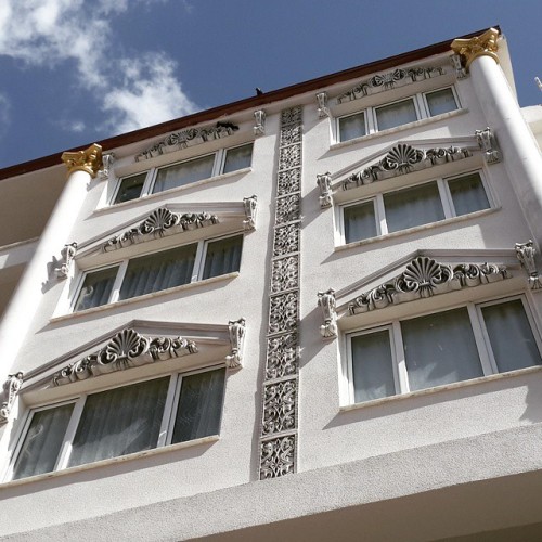 Maestose Cimase in Poliuretano per Facciate di Hotel Neoclassici