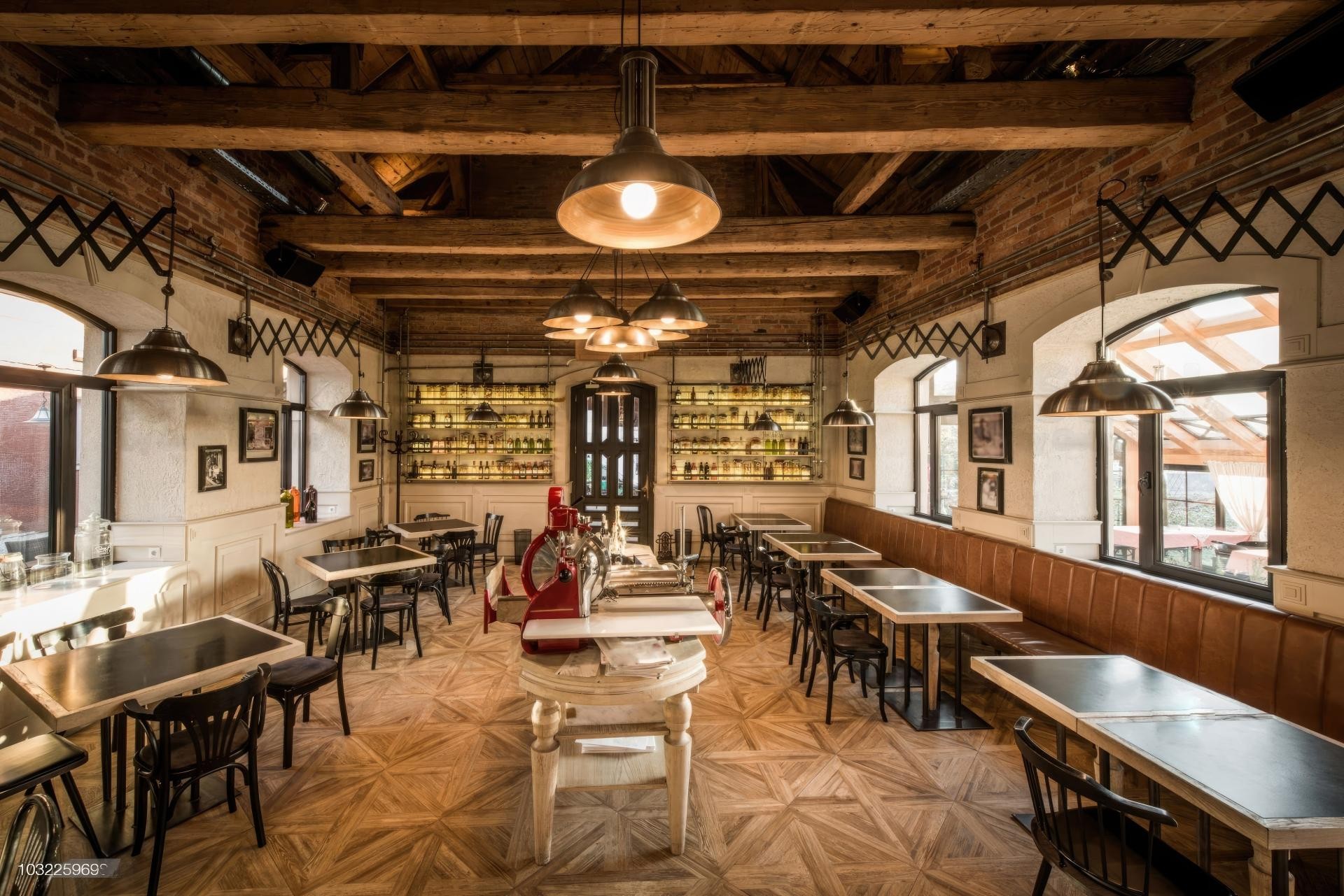 Interno di un ristorante rustico industriale con travi scure in poliuretano Polure effetto legno.