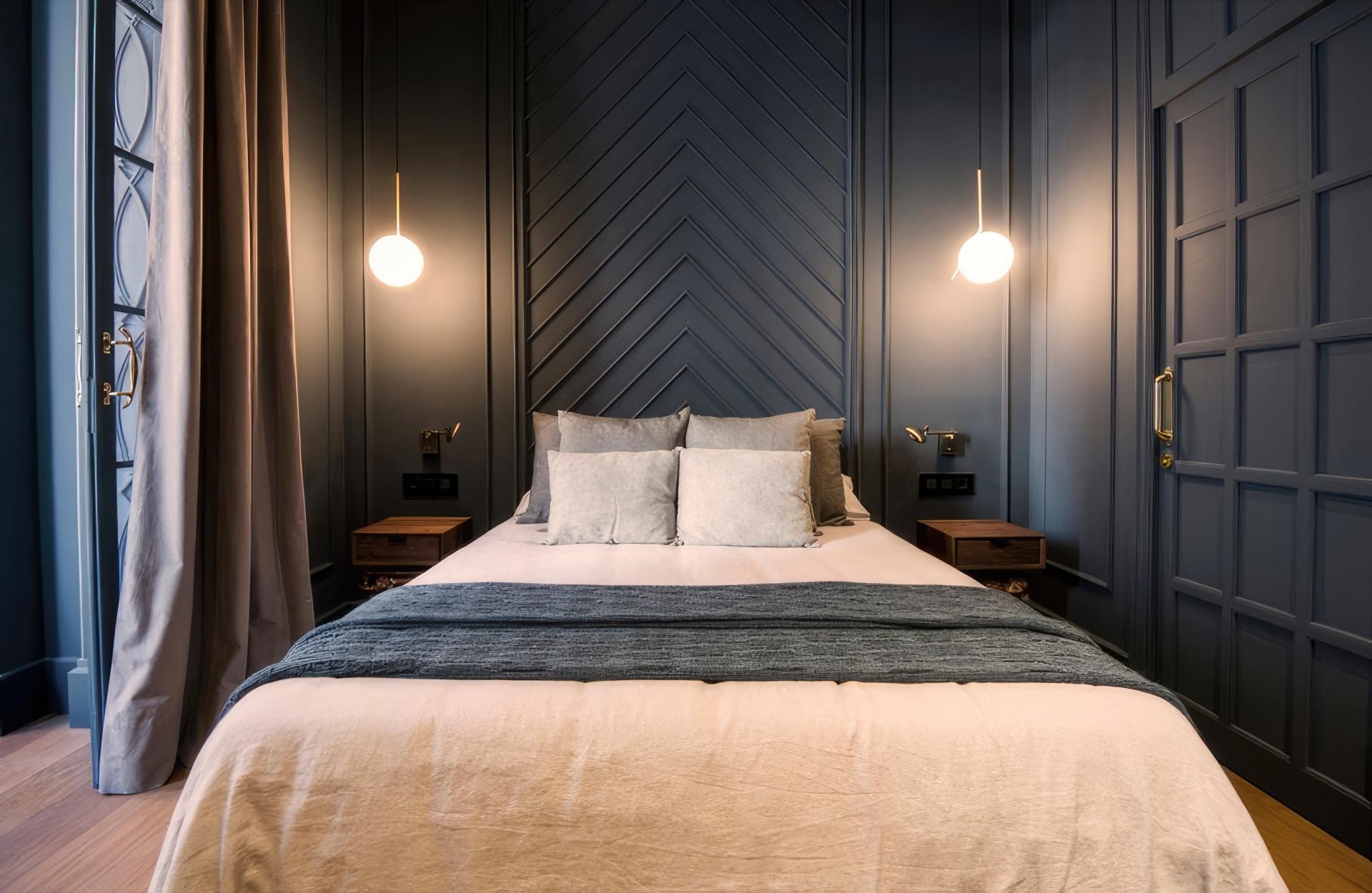 Camera da letto moderna con pannelli a parete in poliuretano motivo chevron antracite e decorazioni Polure.