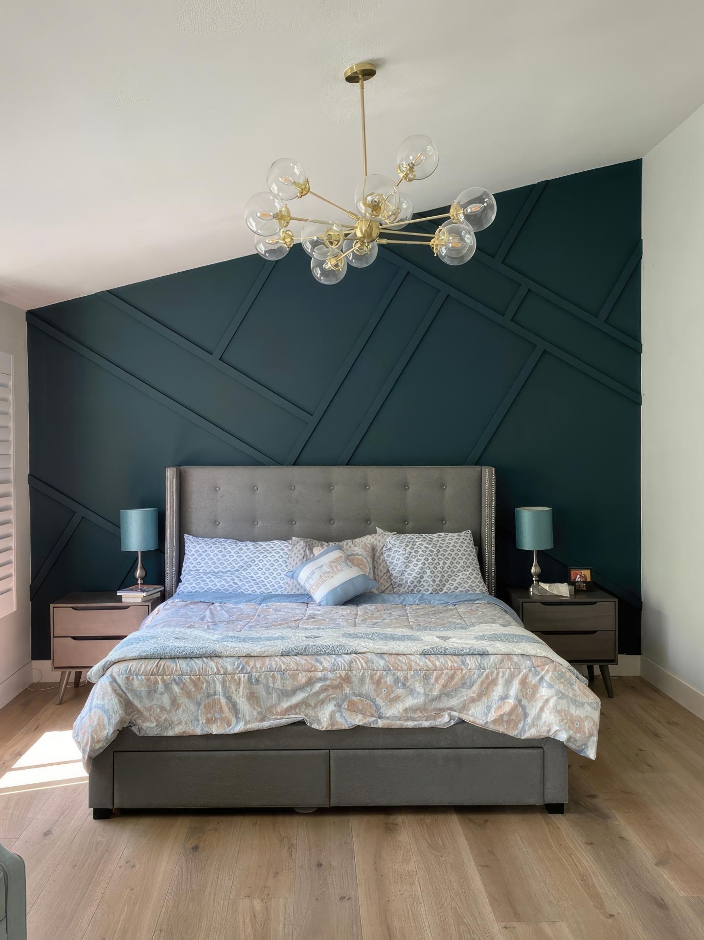 Camera da letto moderna con parete verde smeraldo e decorazioni asimmetriche in poliuretano Polure.