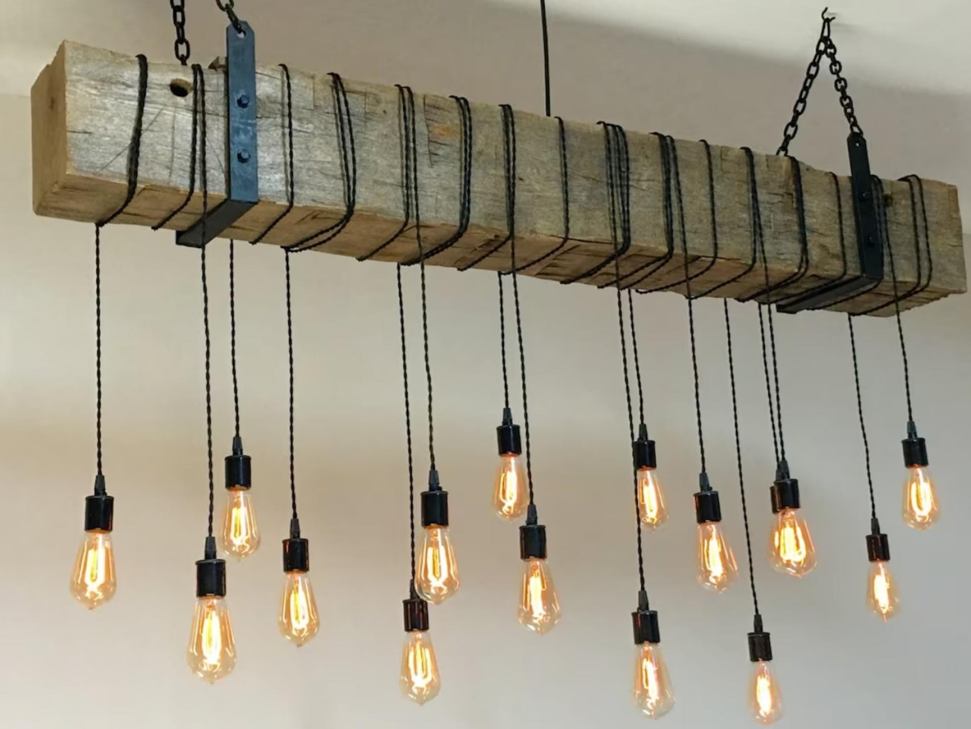 Design soffitto rustico con travi finto legno in poliuretano Polure P1981 e lampadine Edison a sospensione.