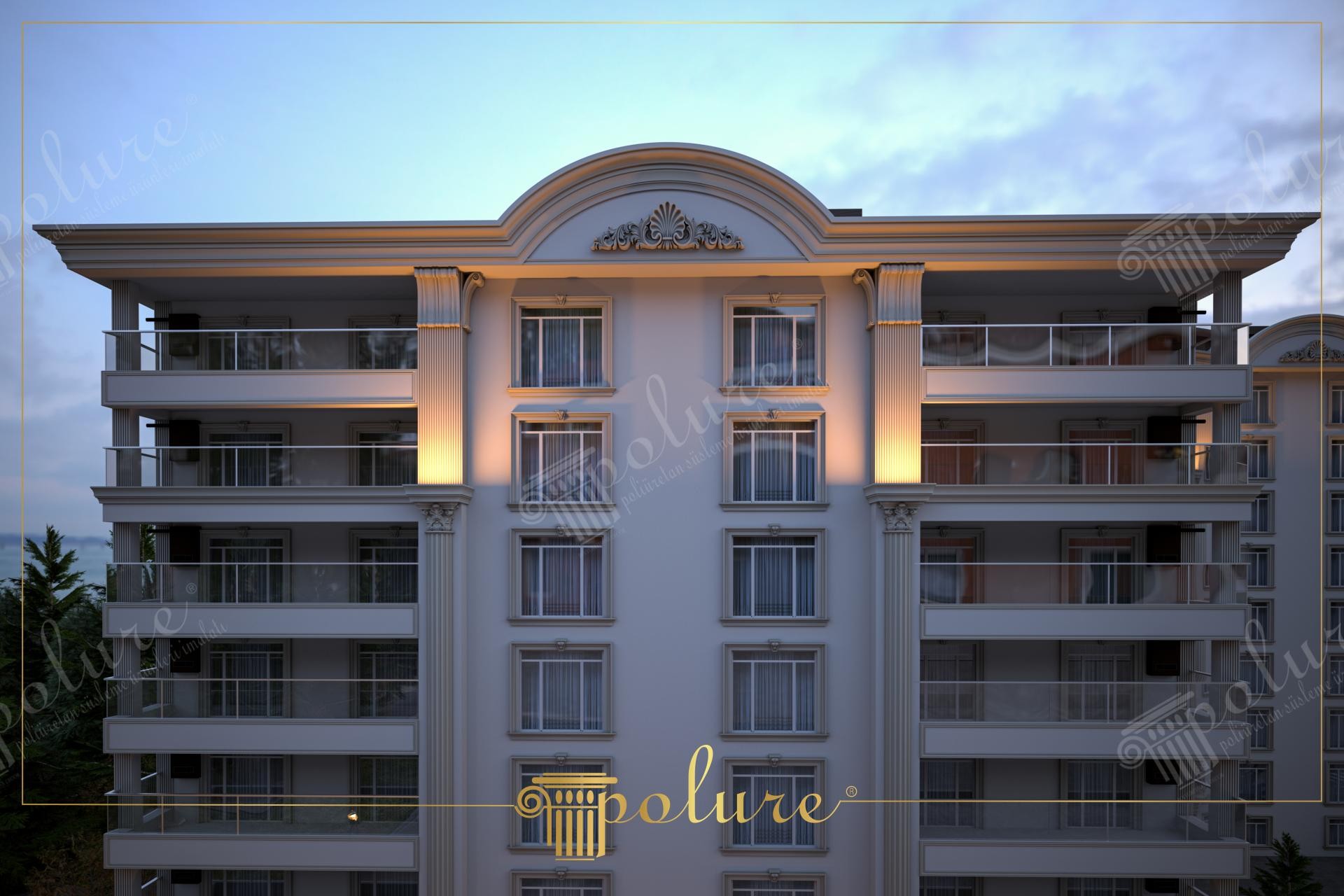Edificio residenziale di lusso con stipiti per finestre in poliuretano neoclassico, pilastri scanalati e luci calde al tramonto.