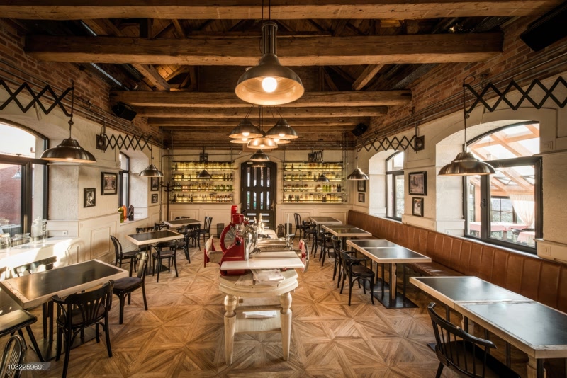 Design Ristorante Rustico Industriale con Travi in Poliuretano