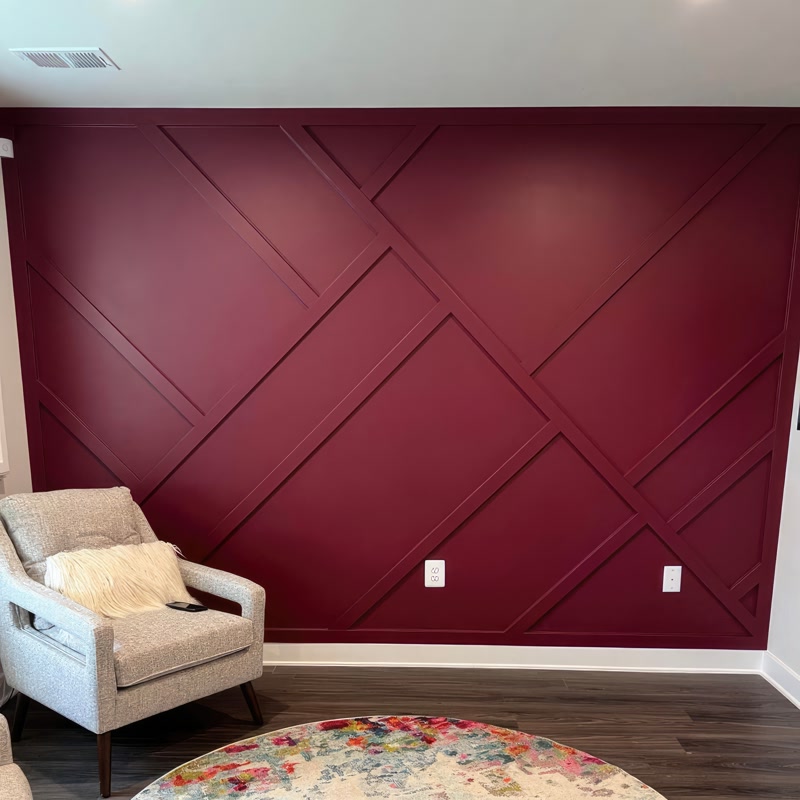 Design Moderno con Cornici in Poliuretano su Parete Bordeaux