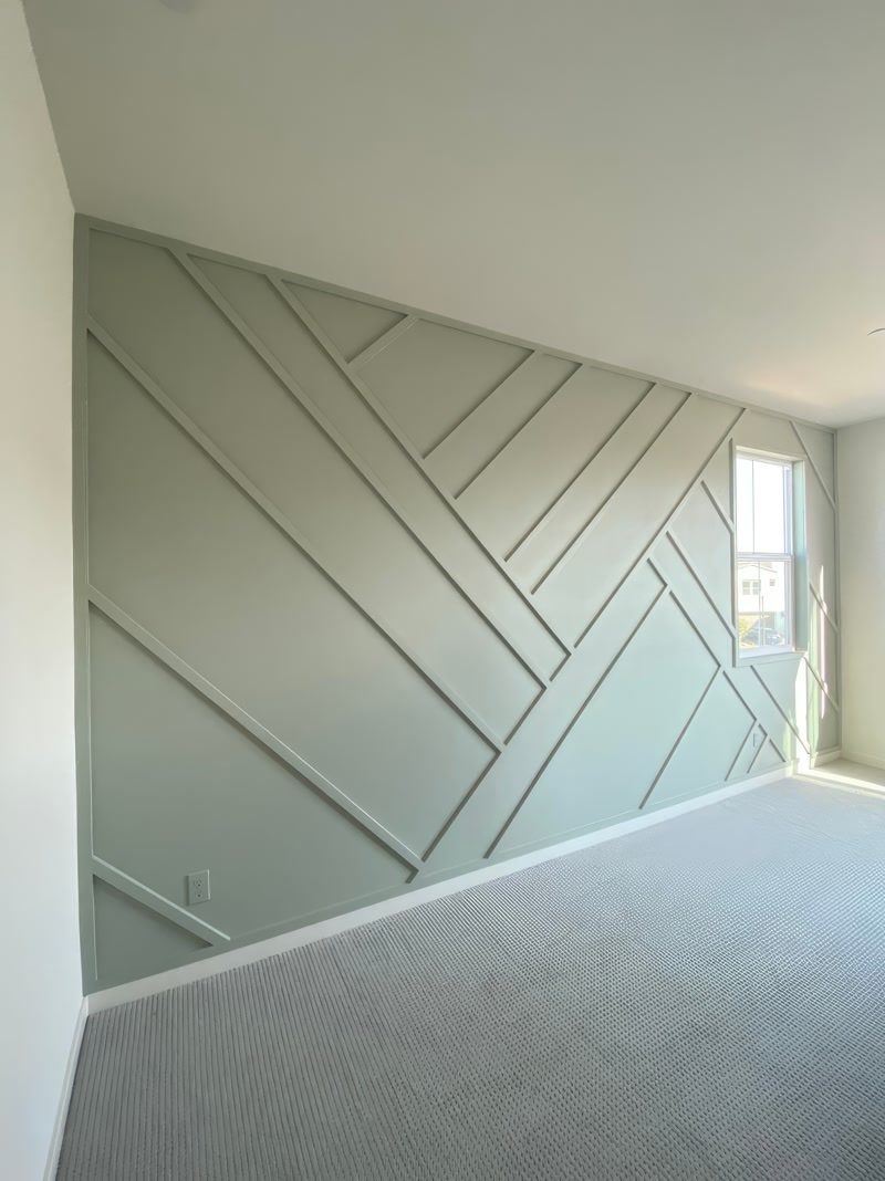 Modern Geometrik Duvar Panelleme ve Adaçayı Yeşili Salon Tasarımı