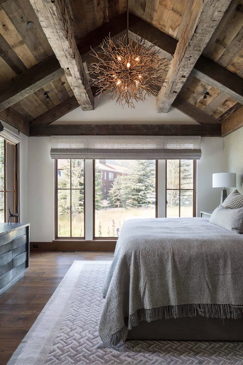 Design del Soffitto Rustico con Travi e Correnti in Poliuretano