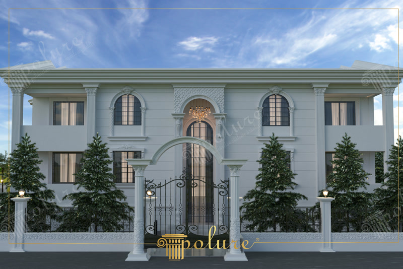 Beyaz neoklasik villa dış cephesinde poliüretan sütunlar, kemerli pencereler ve işlemeli söve detayları.