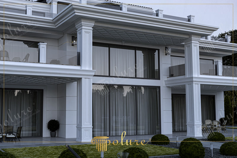 Geniş pencereli, beyaz poliüretan yivli sütunlara ve kaset tavanlı saçaklara sahip modern lüks villa dış cephesi.