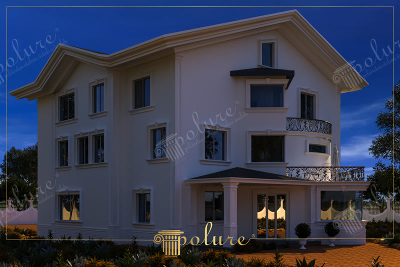 Akşam vakti ışıklandırılmış, beyaz poliüretan söve ve sütunlarla dekore edilmiş modern üç katlı villa dış cephesi.