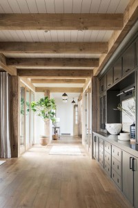 Design del Soffitto Rustico con Travi e Tronchi in Poliuretano