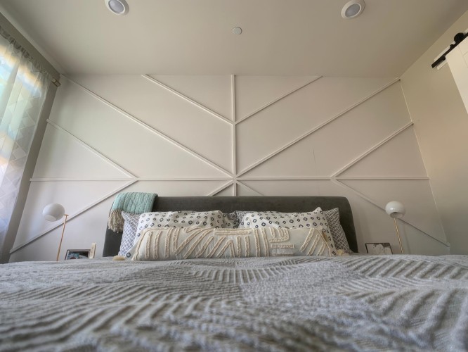 Design Camera da Letto Moderna con Pannelli Murali Geometrici