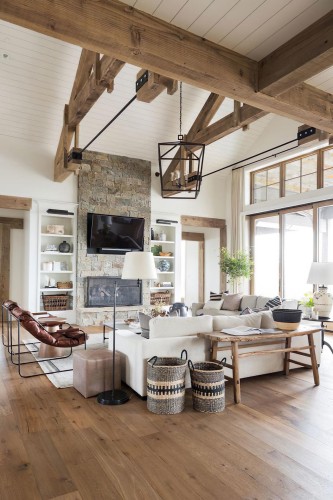 Design del Soffitto Rustico con Travi e Correnti in Poliuretano