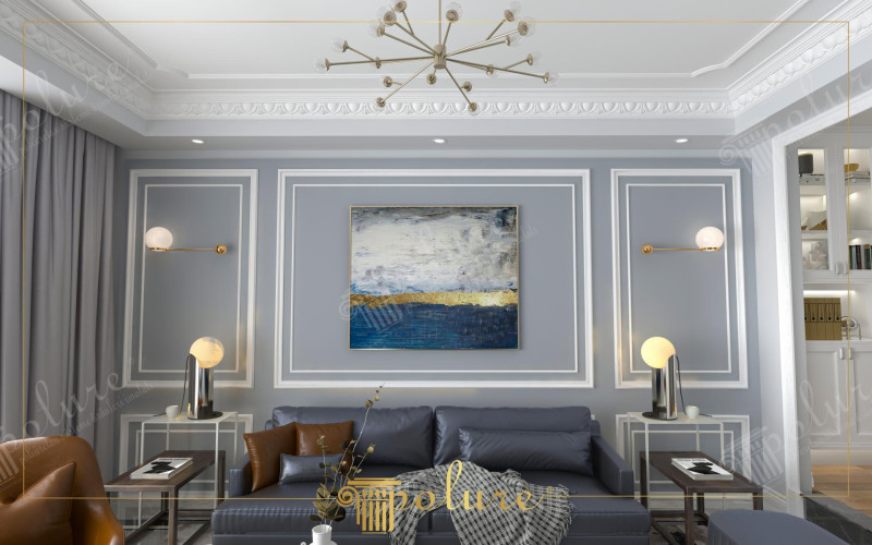 Boiserie Neoclassica e Decoro Soffitto in Sofisticati Toni di Grigio