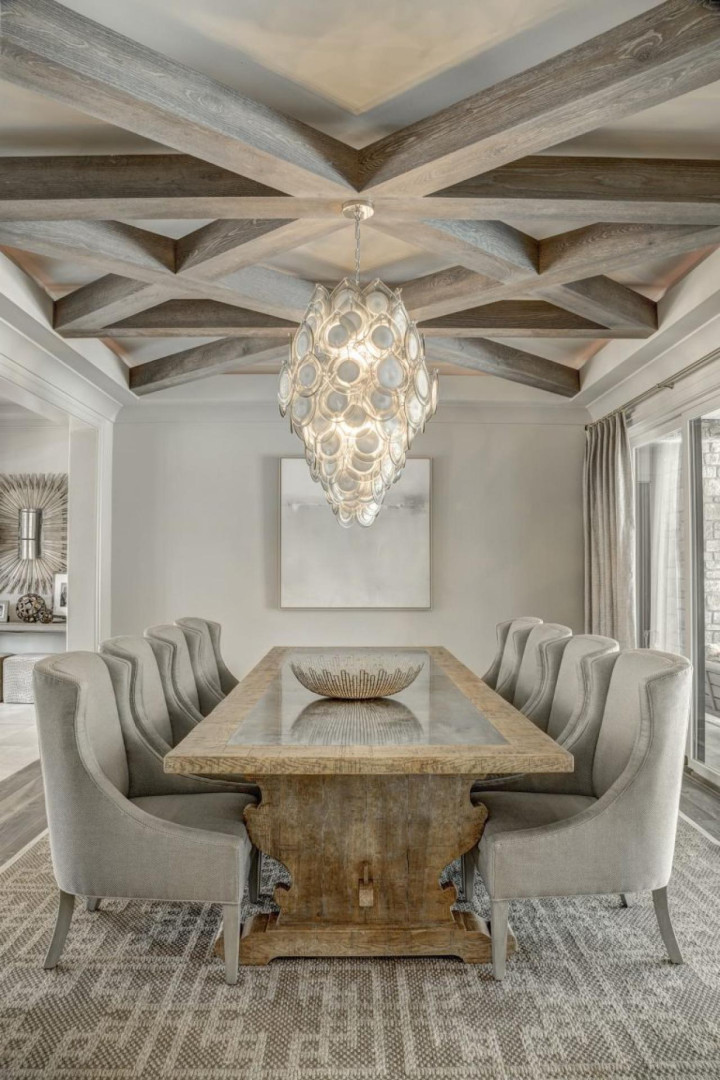 Elegante sala da pranzo con travi a soffitto in poliuretano Polure effetto legno disposte a croce geometrica.