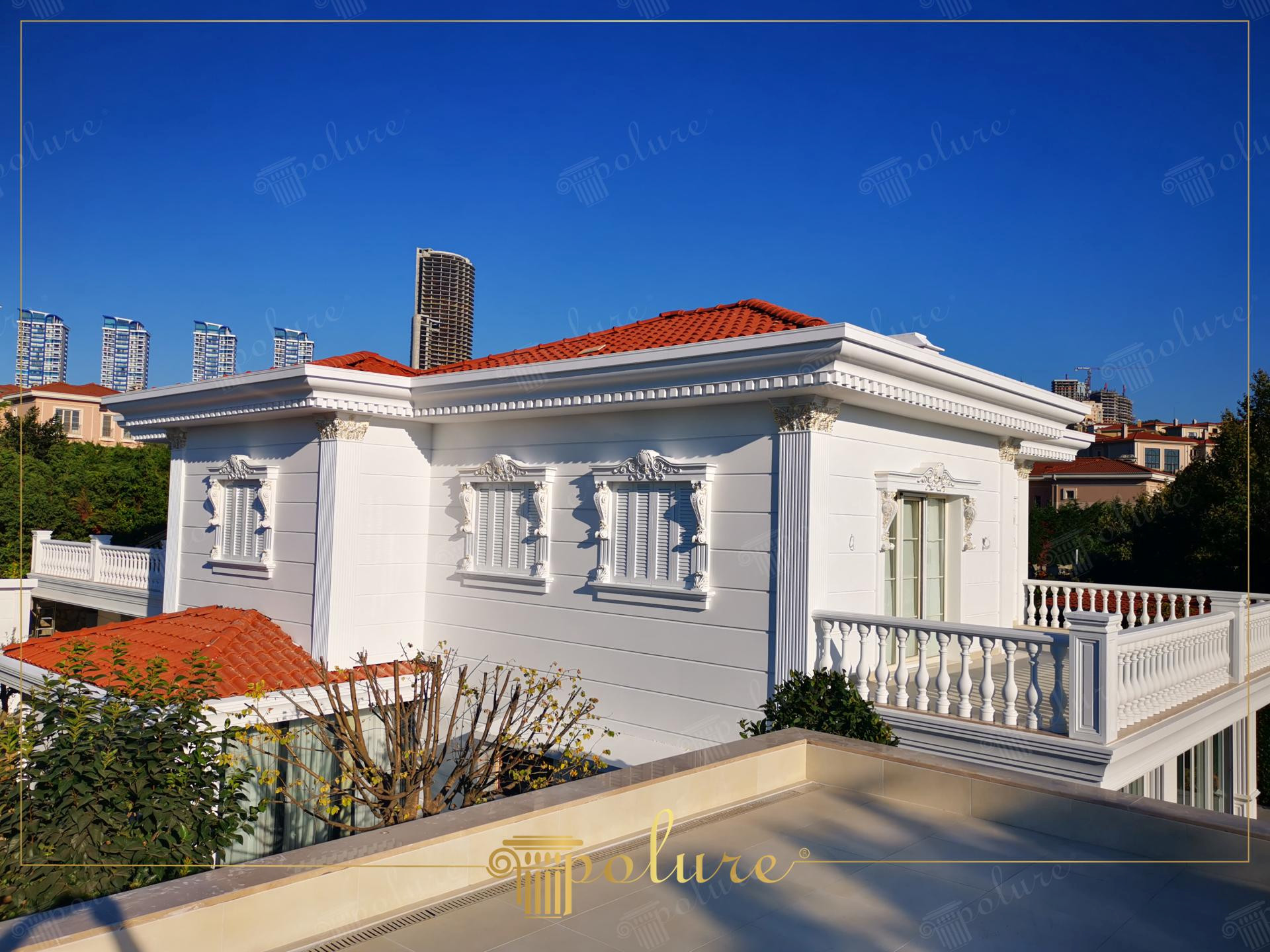 Beyaz poliüretan söve, pilaster sütun ve küpeştelerle dekore edilmiş klasik tarzda iki katlı villa dış cephesi.