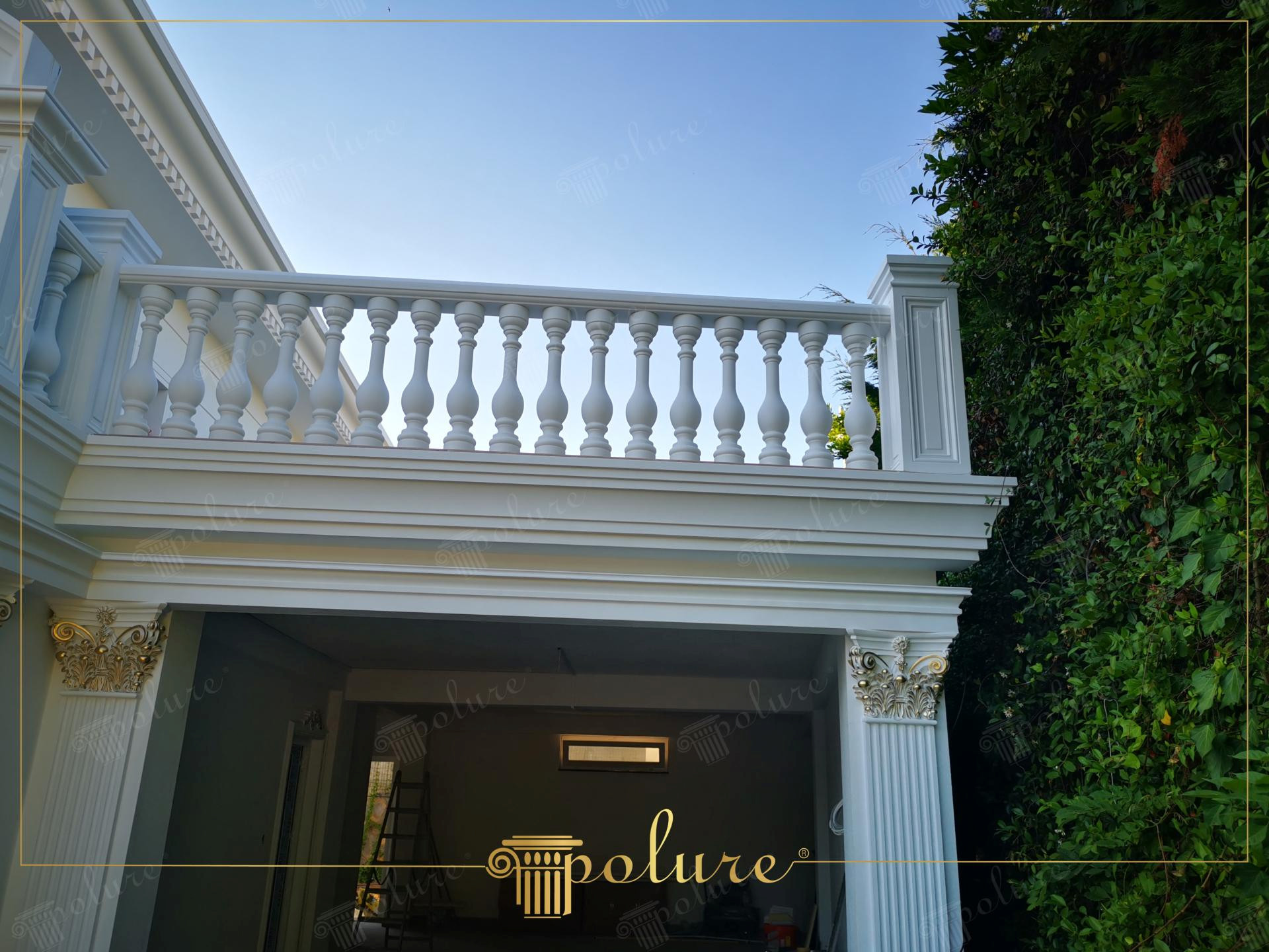 Esterno di villa di lusso con balaustre in poliuretano Polure, pilastri scanalati e capitelli decorativi in foglia d'oro.