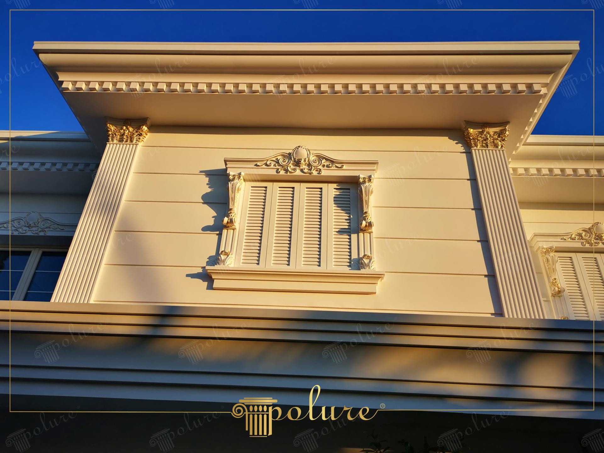 Design di facciata classica con cornici per finestre in poliuretano Polure, dettagli in oro, corona P1460M10 e colonne P5030.
