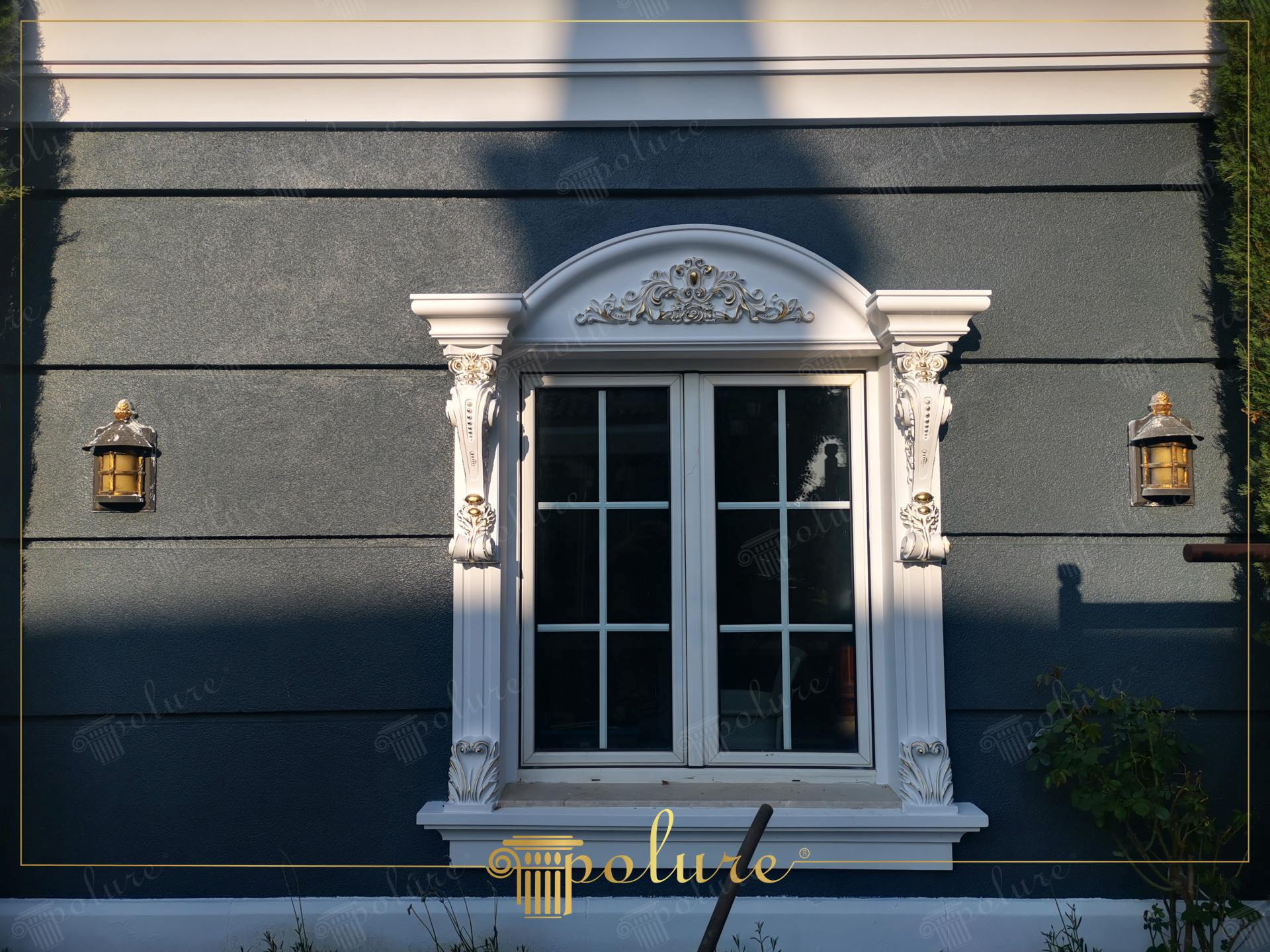 Cornice per finestra classica in poliuretano con frontone P1470 e mensola P1458 su facciata antracite.