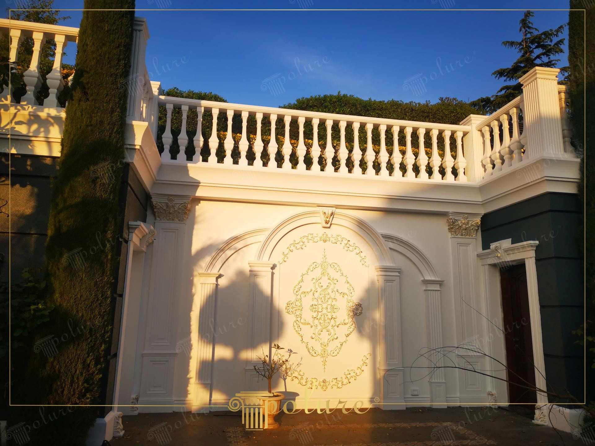 Facciata di villa classica con balaustre in poliuretano Polure, lesene P80115 e pannelli decorativi P9927.