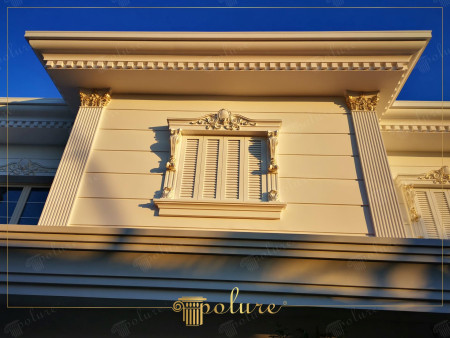 Design di Cornici e Colonne in Poliuretano con Dettagli in Oro