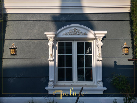 Design di Cornici per Finestre Classiche con Foglia d'Oro