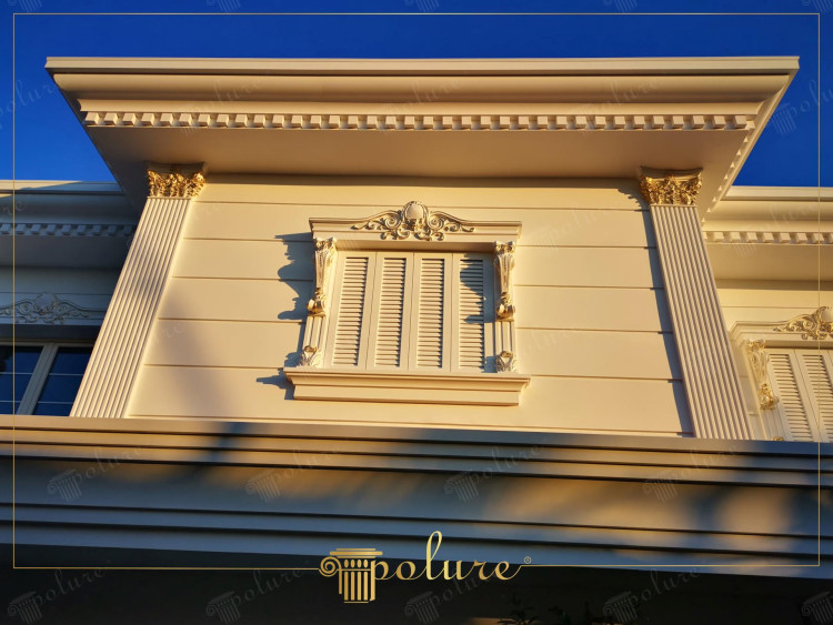 Design di Cornici e Colonne in Poliuretano con Dettagli in Oro