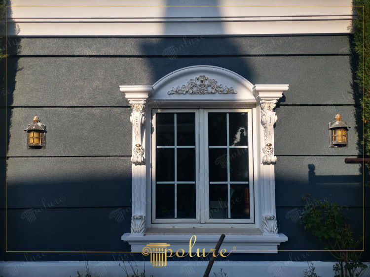 Design di Cornici per Finestre Classiche con Foglia d'Oro